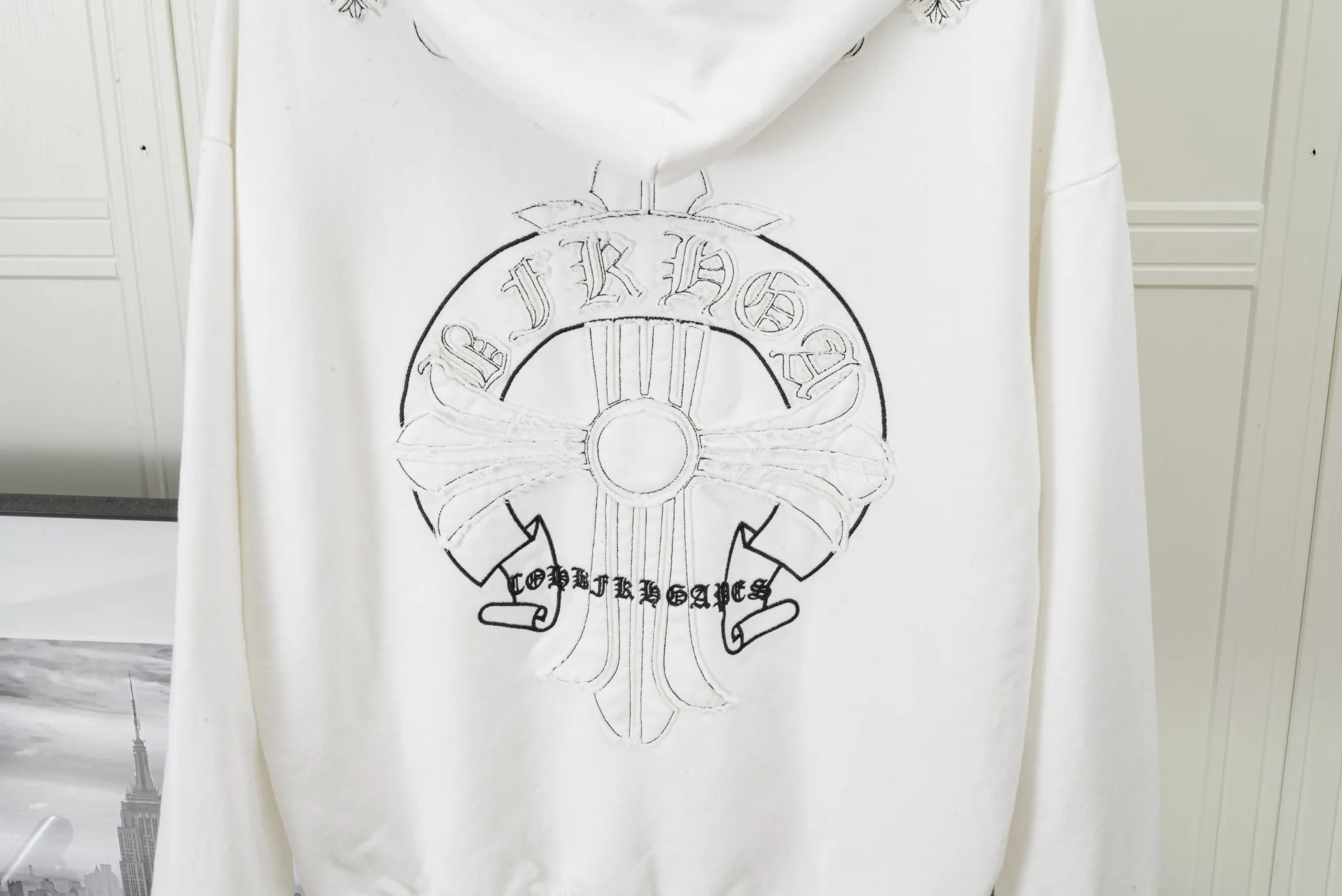 P320 𝗖𝗵𝗿𝗼𝗺𝗲 𝗛𝗲𝗮𝗿𝘁𝘀/Cro Heart 2025 Cross Patch Embroidery Summer New Original Single Counter American Acid Washed Distressed Laser Burnt Patch Embroidery Couple Casual Hooded Sweatshirt Customized fabric 440g tripe terry fabric! American acid-washed and distressed original fabric laser burnt ✟appliqué embroidery and exquisite embroidery of letters! The best-selling model at the counter. It is very comfortable to wear. It is low-key yet luxurious. It is very classy when worn. The large size and tailoring are needless to say. The upper body is exquisite and vivid. 👍High-end first-class materials. A truly palace-level product. The cotton from Turkey is of outstanding quality. After heavy washing, the clothes are very soft! Not picky, the upper body is absolutely stylish and extremely luxurious. Auxiliary materials: The original model has been authenticated and labeled ➕100% silk washed with water label. Genuine purchase-grade original hangtag➕matching hanging rope➕3D hanging beads➕original packaging bag. Craftsmanship: The original version has consistent wiring! The highest version of the armhole matching technique! Countless times of pattern making to 100% restore the original appearance! The correct version is the same for men and women, super eye-catching, super good-looking, and super atmospheric! Color: white, washed black, washed blue Size: XS-L